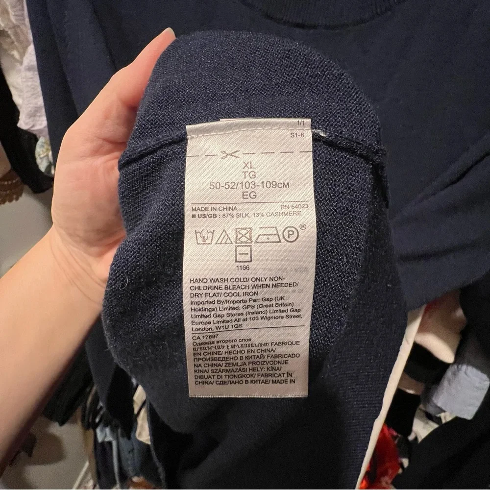 Banana Republic Women’s SILK CASHMERE CREW-NECK SWEATER - Picture 3 of 8